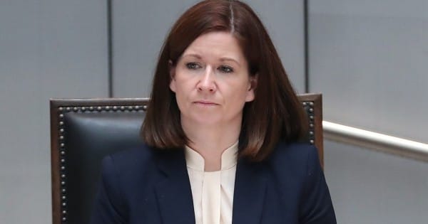 Senatorin uert sich nicht zu schwulenfeindlichem Mobbingfall an Schule