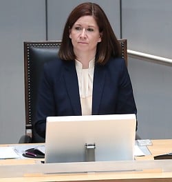Gemobbter schwuler Lehrer: Bildungssenatorin verteidigt sich